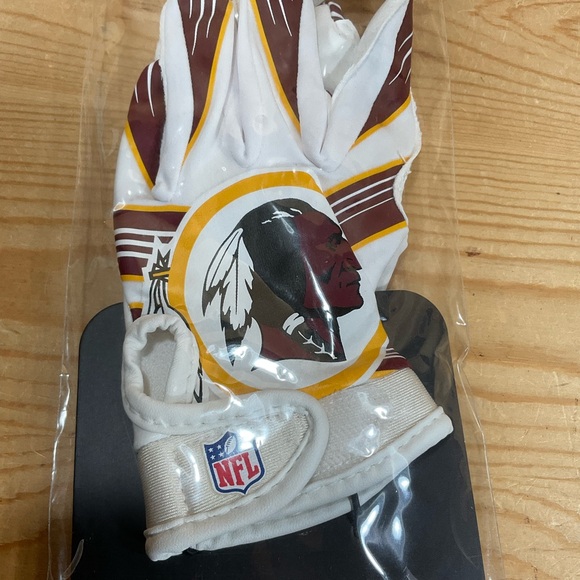 Washington Redskins FAN SET Wristbands Ball Football Receiver Gloves Youth M/L - Picture 3 of 6